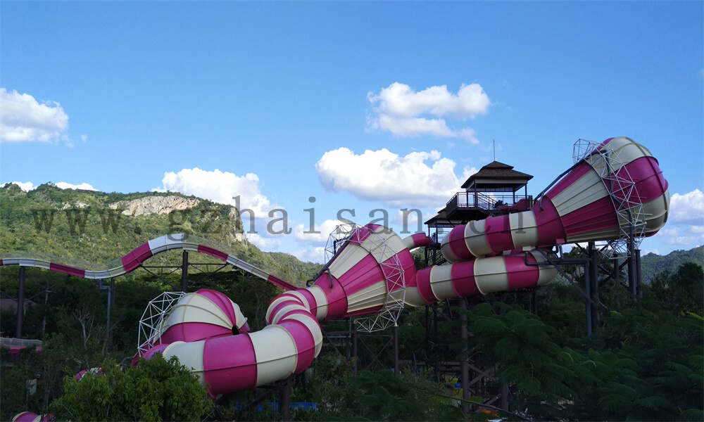 水上乐园滑滑梯的视频