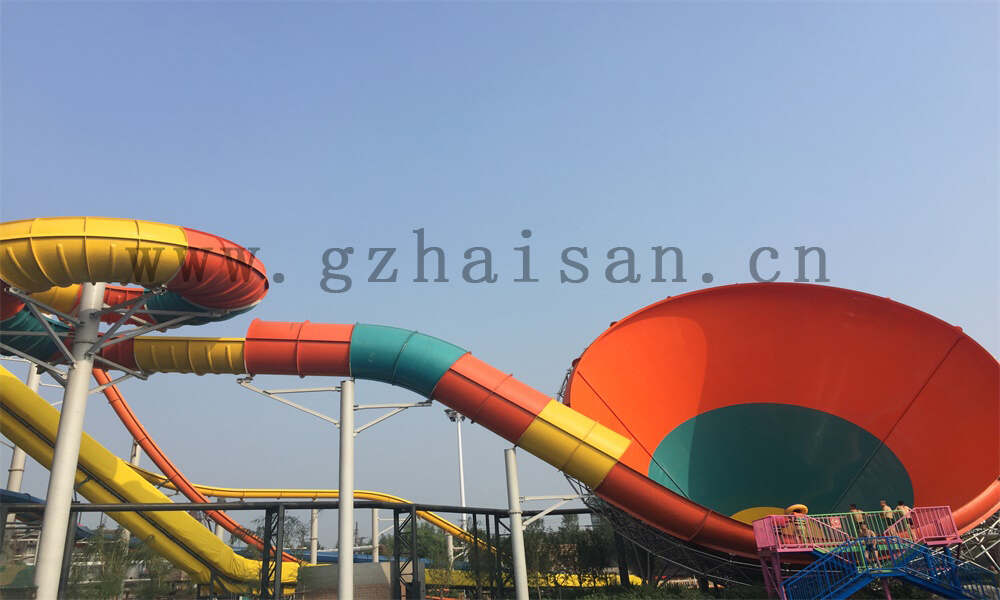 人工造浪设备，领略海边冲浪的畅快淋漓